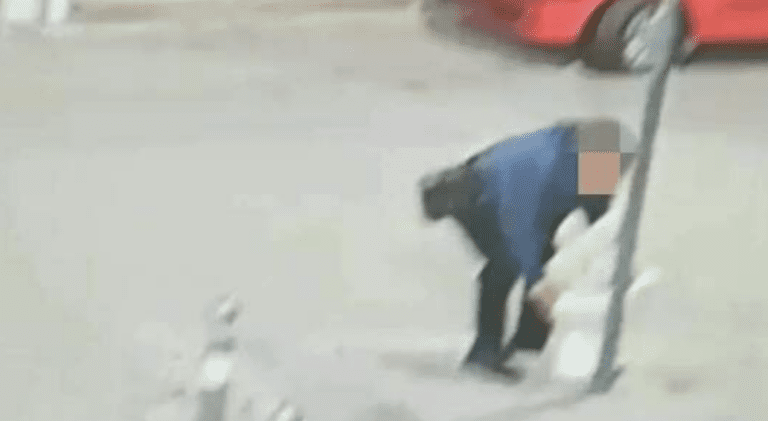 FOTO Incredibile a Santa Maria Capua Vetere, abbandona un water in strada: incastrato dalle telecamere