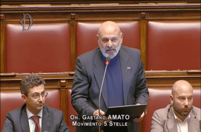 VIDEO INTERVISTA Trasporti e Sanità in Campania, Amato (M5S): “De Luca bravo a fare il cabaret, treni fatiscenti e ospedali con liste d’attesa interminabili”