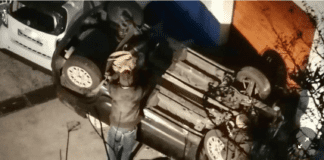 FOTO Salerno, auto vola giù per dieci metri, una ragazza in gravi condizioni