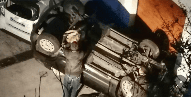 FOTO Salerno, auto vola giù per dieci metri, una ragazza in gravi condizioni