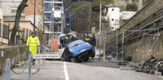 Bomba d’acqua su Napoli, auto finisce in una voragine voragine nel parco Comola Ricci: conducente salvo per miracolo