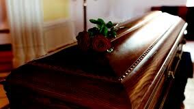 Mamma di 4 figli sepolta viva al cimitero, si risveglia dopo 10 ore nella bara: salvata in extremis