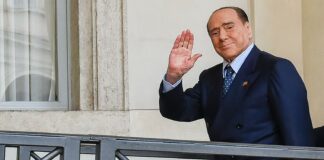 Berlusconi in ospedale, situazione complessa ma stabile: telefonata con i vertici di Forza Italia