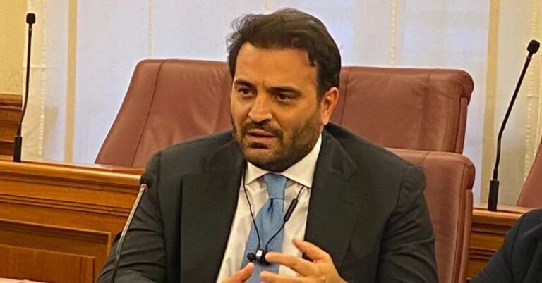 VIDEO LIVE CAMERA Cangiano (FdI): “Non accettiamo lezioni dai 5 Stelle, hanno distrutto la scuola. Basta demagogia”