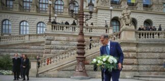 VIDEO La Russa a Praga per il 25 Aprile, visita al monumento dedicato a Palach e al campo di concentramento di Theresienstadt