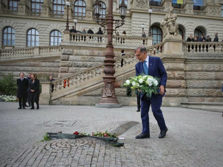 VIDEO La Russa a Praga per il 25 Aprile, visita al monumento dedicato a Palach e al campo di concentramento di Theresienstadt