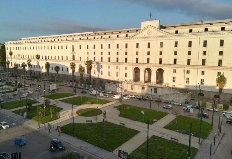 Napoli, Albergo dei Poveri nel mirino di bay gang: a fuoco scalone monumentale