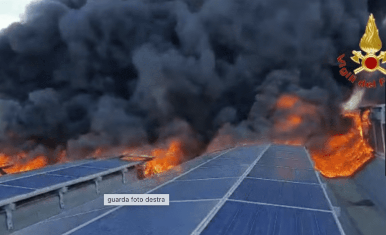 FOTO Incendio devasta una fabbrica a Teverola, in fiamme mille metri quadrati di pannelli solari