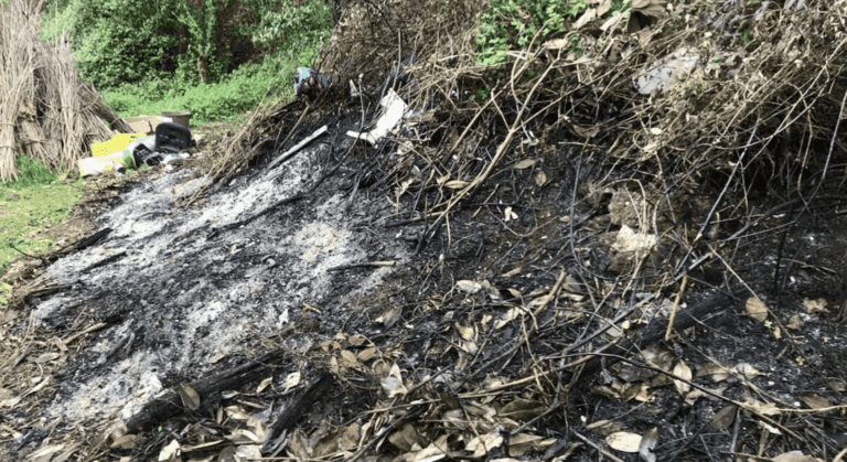 FOTO Nocera, rifiuti bruciati lungo sentiero naturale: la denuncia corre sul web
