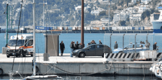 FOTO Choc a Salerno, cadavere in mare davanti a Piazza della Libertà: indagini a tutto campo
