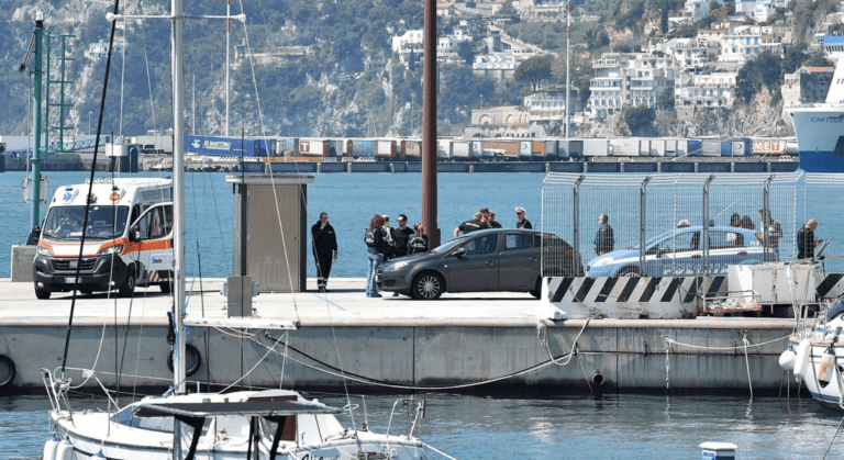FOTO Choc a Salerno, cadavere in mare davanti a Piazza della Libertà: indagini a tutto campo