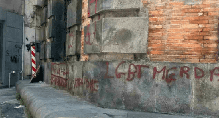 Torre del Greco, scritte omofobe sulla basilica di Santa Croce