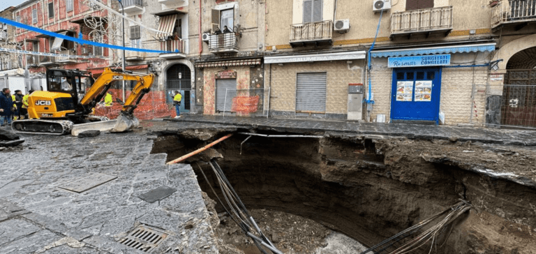 FOTO Maxi voragine a Secondigliano, sprofonda una fogna: disagi per acqua e gas