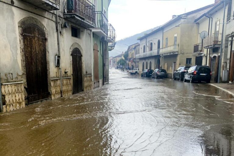 Avellino, bomba d’acqua: morto uomo travolto da sua auto