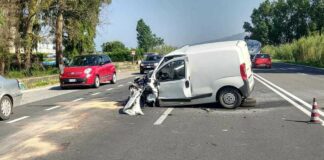 Domiziana, incidente frontale tra un furgone e un camioncino: un morto