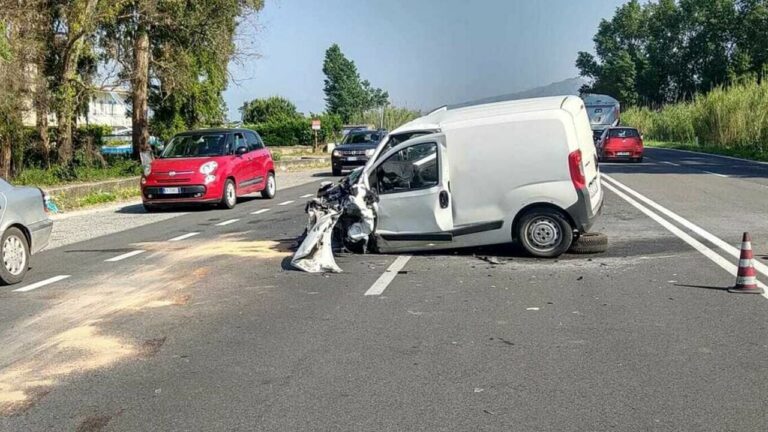 Domiziana, incidente frontale tra un furgone e un camioncino: un morto