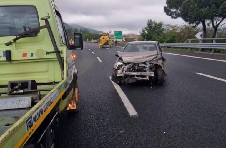 Incidente sull’A30 nel Salernitano, morti fidanzatini di 14 e 16 anni: gravi la mamma e il fratellino di lei