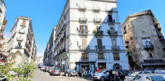 Napoli, cerca di uccidere il titolare della pizzeria rivale ma la pistola si inceppa: arrestato