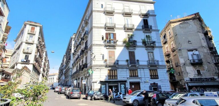 Napoli, cerca di uccidere il titolare della pizzeria rivale ma la pistola si inceppa: arrestato