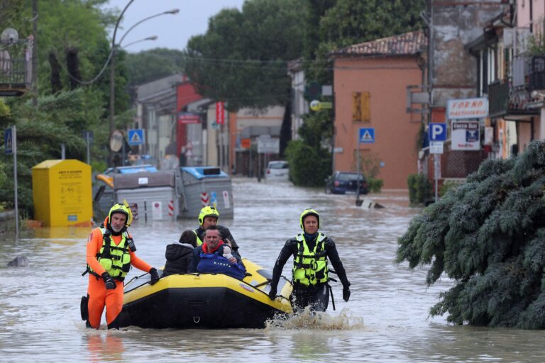 Alluvione in Emilia-Romagna, ancora allerta rossa: Meloni lascia G7 in anticipo