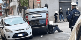 FOTO Paura nel Casertano, auto si ribalta: ferito anziano