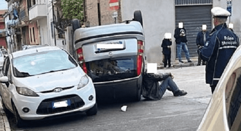 FOTO Paura nel Casertano, auto si ribalta: ferito anziano
