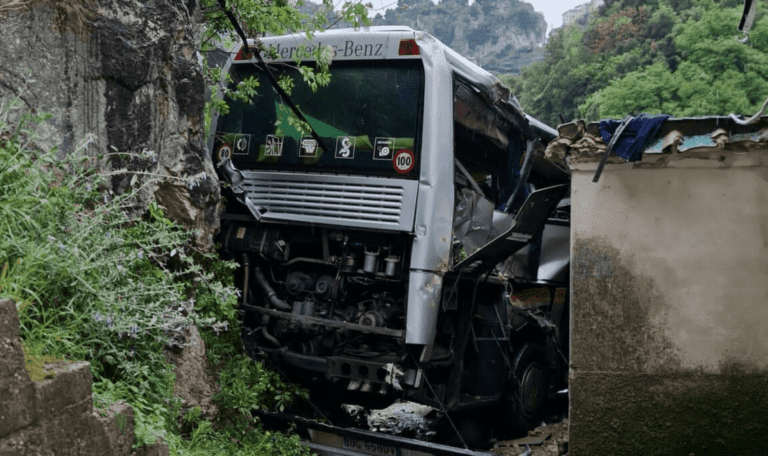 FOTO Tragedia nel Salernitano, bus turistico precipita nel burrone: morto l’autista