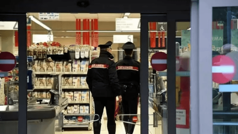 Sarno, rapina a mano armata in un supermercato