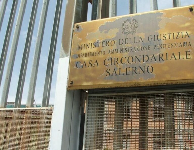 Salerno, droga e cellulari nel carcere di Fuorni: 56 misure cautelari