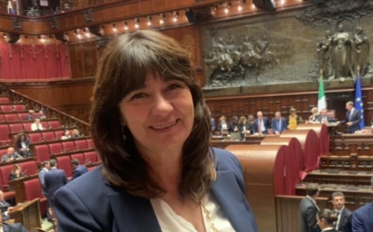 VIDEO LIVE CAMERA Carmina (M5S): “Il governo Meloni fa cassa sulla pelle delle fasce più deboli”