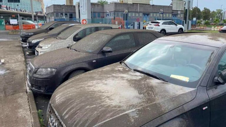 Etna, per l’eruzione una pioggia di cenere su Catania: chiuso l’aeroporto di Fontanarossa