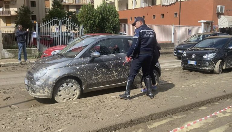 Salerno, il Mercatello esonda: fiumi di fango invadono negozi, garage e sottopassi