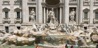 Blitz degli ambientalisti a Roma, liquido nero nella Fontana di Trevi