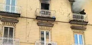 Napoli, fiamme a pochi passi da piazza Garibaldi: i residenti si calano dal balcone per mettersi in salvo