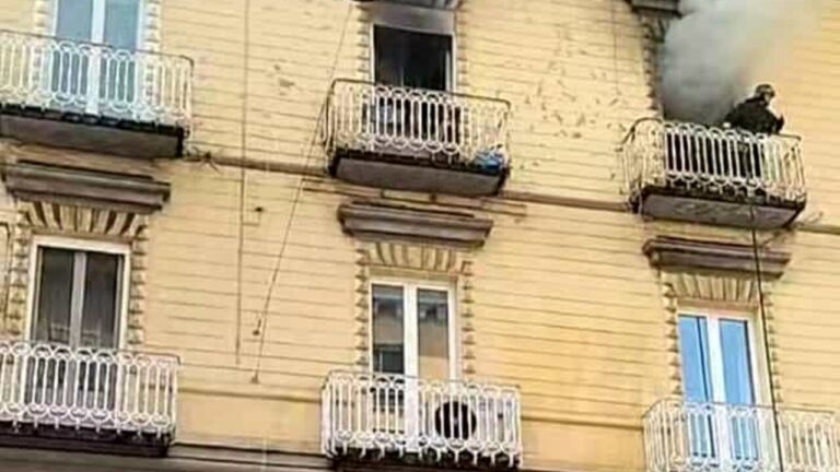Napoli, fiamme a pochi passi da piazza Garibaldi: i residenti si calano dal balcone per mettersi in salvo