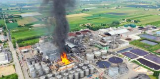 Faenza, a fuoco il gigantesco stabilimento vinicolo Caviro del Tavernello. È fra i più vasti del mondo