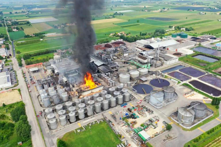 Faenza, a fuoco il gigantesco stabilimento vinicolo Caviro del Tavernello. È fra i più vasti del mondo