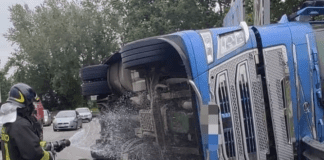 Tir si ribalta a Marcianise: autista incastrato nell’abitacolo, salvato dai pompieri