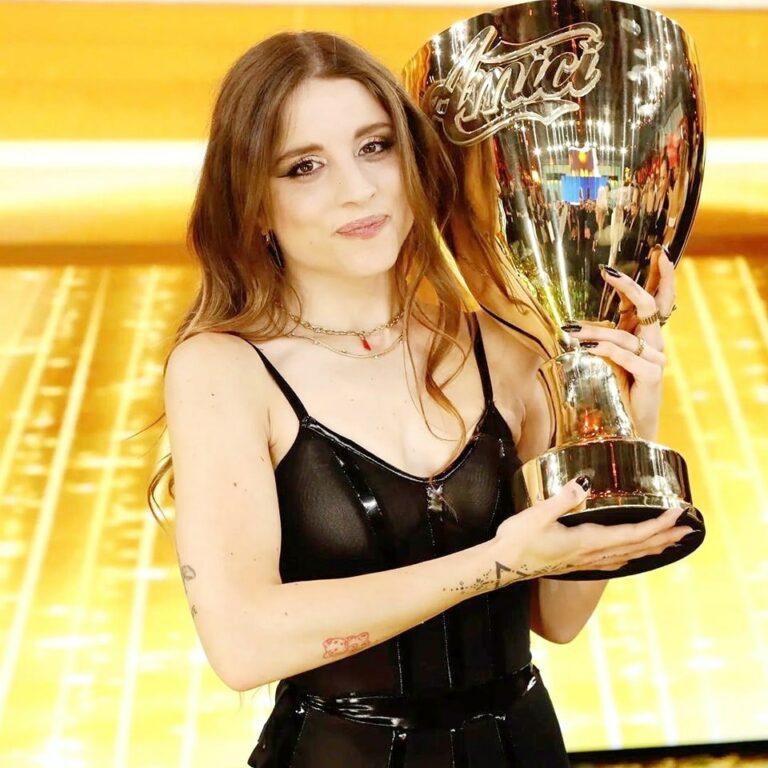 Angelina Mango lancia il suo nuovo album e incontra i fans al Centro Commerciale Campania