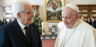 Papa Francesco conferisce a Mattarella il Premio Paolo VI. Il capo dello Stato: “Sarà devoluto per danni alluvione”