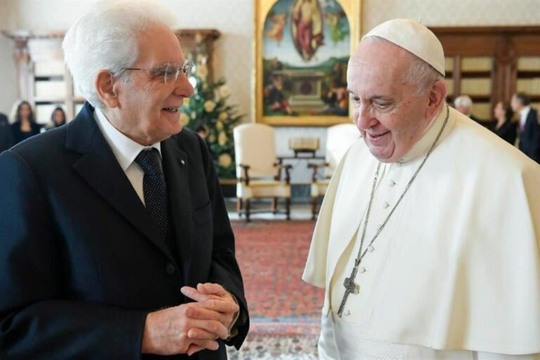 Papa Francesco conferisce a Mattarella il Premio Paolo VI. Il capo dello Stato: “Sarà devoluto per danni alluvione”