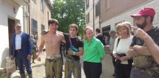 Alluvione in Emilia Romagna, Meloni con i cittadini: “Non è il momento delle passerelle, il governo c’è”