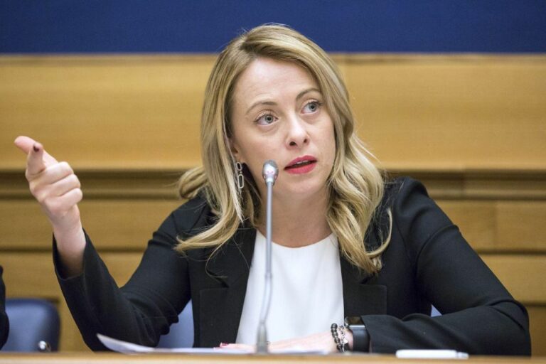 Meloni: “Tutte le droghe fanno male, basta serie tv con spacciatori-eroi”. Esposti cartelli antiproibizionisti, è polemica