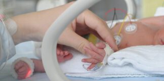 Neonato morto a Torre del Greco, indagati tre sanitari: il piccolo era nato da 3 giorni