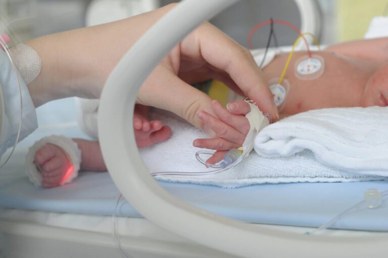 Neonato muore nel Napoletano dopo operazione al cuore, inchiesta per omicidio colposo
