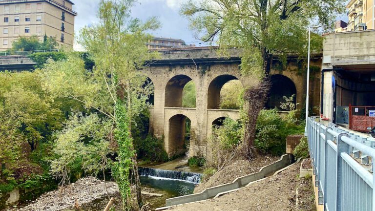 Avellino, tenta il suicidio sul ponte della Ferriera: 19enne salvato da un passante