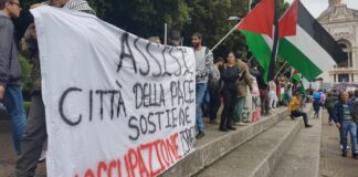 Napoli, protesta anti-Israele sul Giro d’Italia: sventolano le bandiere palestinesi