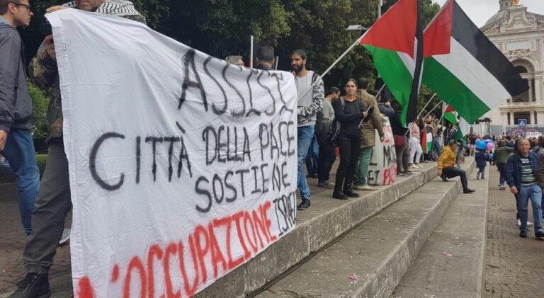 Napoli, protesta anti-Israele sul Giro d’Italia: sventolano le bandiere palestinesi