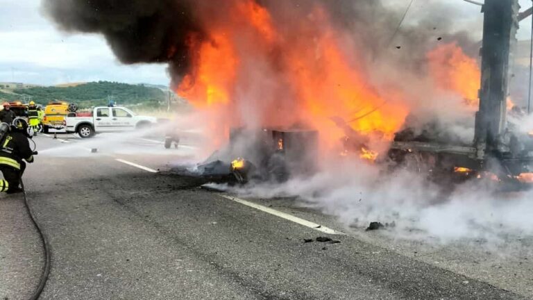 Tir partito da Avellino in fiamme su A16, intervengono i vigili del fuoco