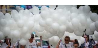 L’addio a Giulia e Thiago, i funerali a Sant’Antimo. Il feretro esce dalla chiesa, lacrime e palloncini bianchi in volo